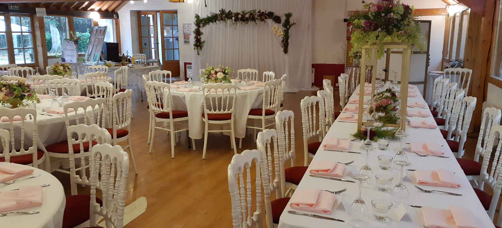 La salle dressée pour un mariage