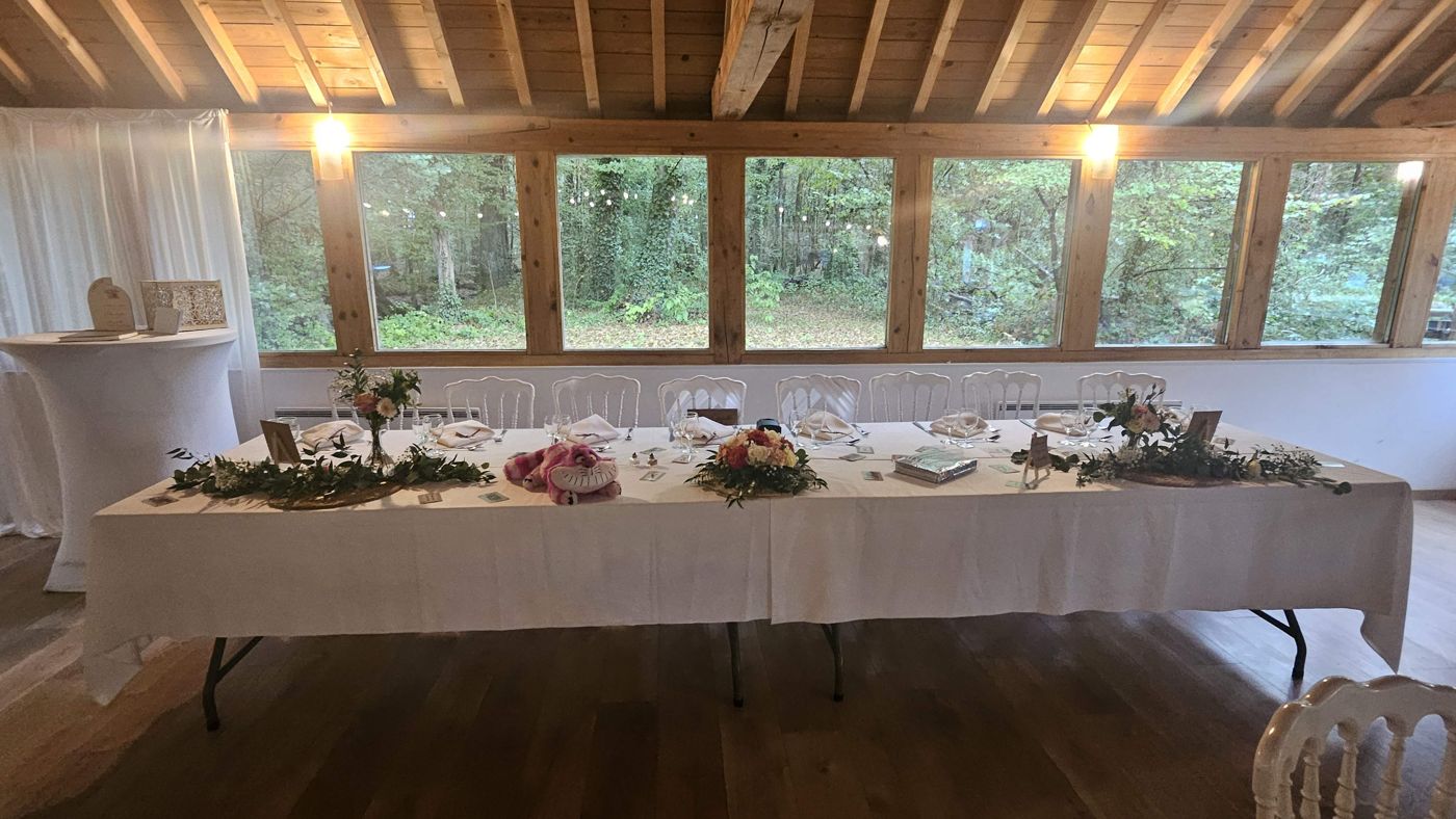 La salle et ses baies vitrées ouvertes sur la forêt